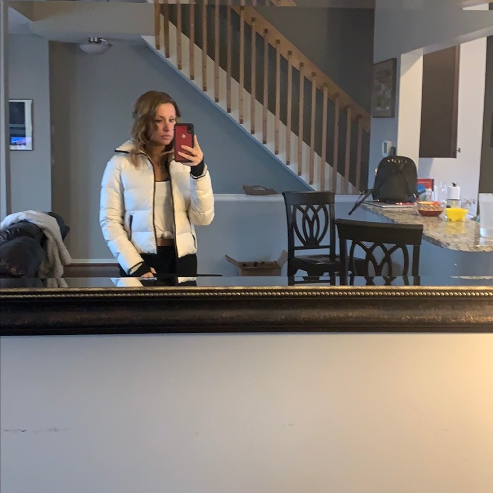 Wite women’s puff coat